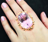 Неповторимое золотое кольцо с неоновым розовым кунцитом 79,93 карата, бриллиантами, розовыми и фиолетовыми сапфирами Золото