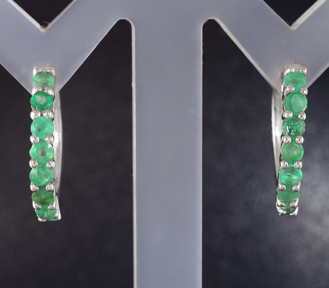 Стильные серебряные серьги с изумрудами