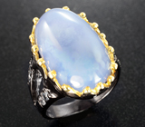 Серебряное кольцо с халцедоном 24+ карат и голубыми топазами