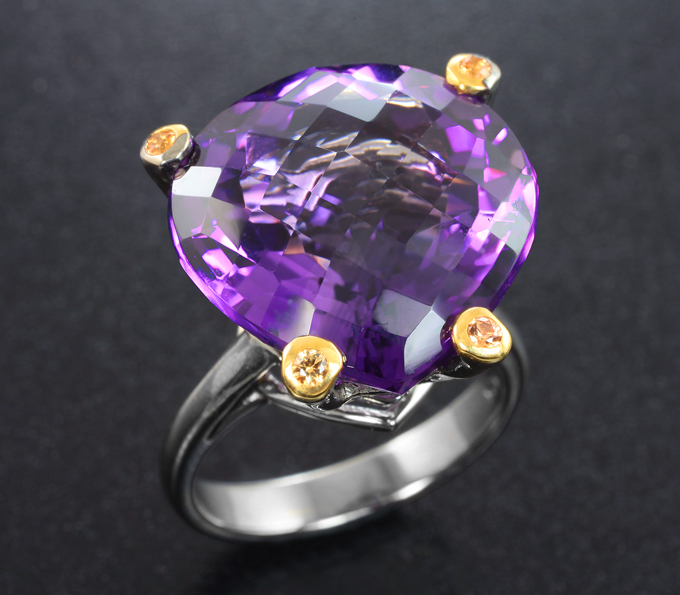 Серебряное кольцо с аметистом 19,9 карата и золотистыми сапфирами