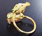 Золотое кольцо с яркими кристаллическими эфиопскими опалами 3,33 карата и изумрудами Золото