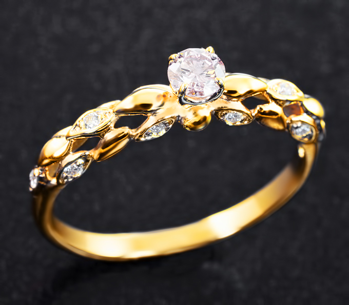 Золотое кольцо с редким розовым 0,16 карата и бесцветными бриллиантами