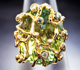Потрясающая игра света в золотом кольце с крупным полихромным турмалином 29,25 карата, зелеными сапфирами и бриллиантами Золото