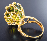 Потрясающая игра света в золотом кольце с крупным полихромным турмалином 29,25 карата, зелеными сапфирами и бриллиантами Золото