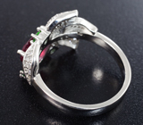 Эффектное серебряное кольцо с рубином и диопсидами