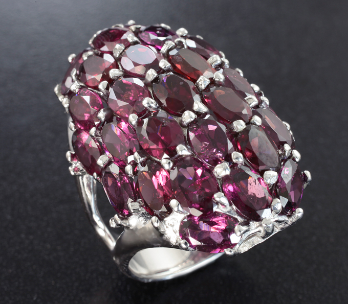 Шикарное серебряное кольцо с родолитами