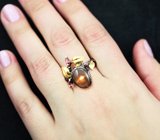 Серебряное кольцо с солнечным камнем с эффектом кошачьего глаза и родолитами
