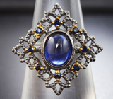 Серебряное кольцо с кабошоном 2,81 карата и ограненными синими сапфирами