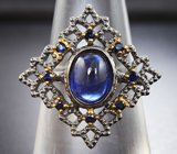 Серебряное кольцо с кабошоном 2,81 карата и ограненными синими сапфирами