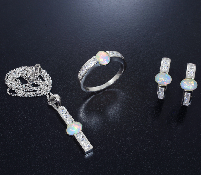 Стильный серебряный комплект с кристаллическими эфиопскими опалами