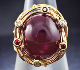 Золотое кольцо с крупным кабошоном рубина 24,55 карата, красными и бесцветными сапфирами Золото