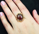 Золотое кольцо с крупным кабошоном рубина 24,55 карата, красными и бесцветными сапфирами Золото