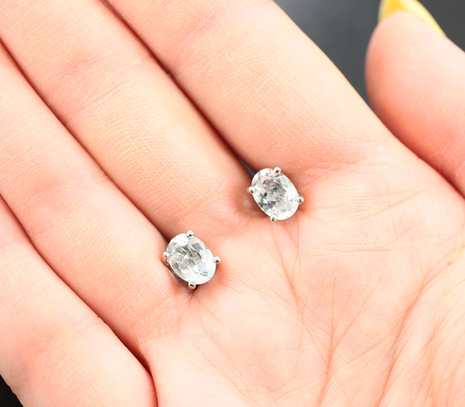 Симпатичные серебряные пусеты с бесцветными топазами Серебро 925