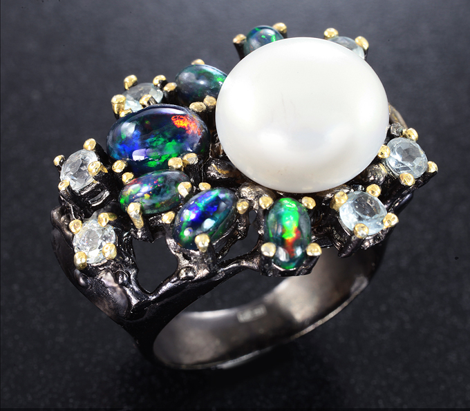 Серебряное кольцо с жемчужиной, кристаллическими черными опалами и голубыми топазами