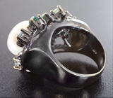Серебряное кольцо с жемчужиной, кристаллическими черными опалами и голубыми топазами