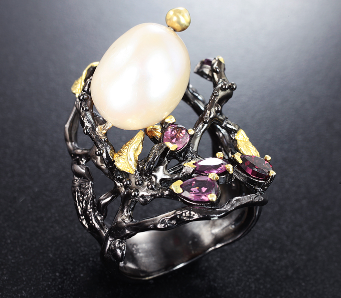 Серебряное кольцо с жемчужиной и родолитами