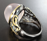 Серебряное кольцо с розовым кварцем 24+ карат и голубыми топазами