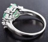 Яркое серебряное кольцо с изумрудами