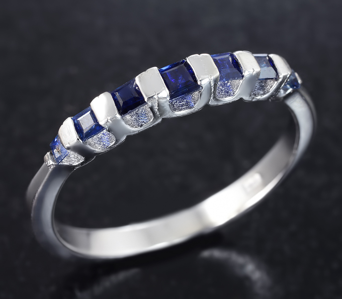 Стильное серебряное кольцо с насыщенно-синими сапфирами