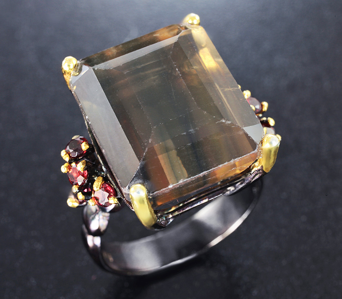 Серебряное кольцо с флюоритом 25+ карат и альмандинами гранатами