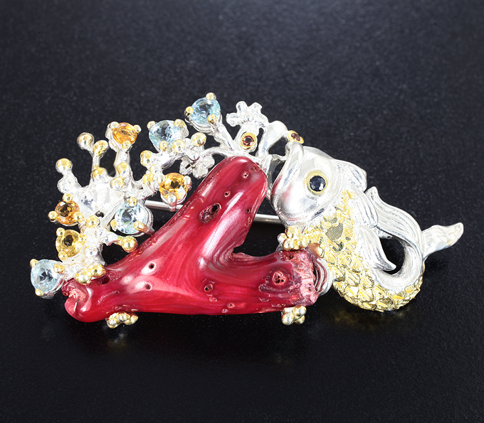 Серебряная брошь с кораллом, голубыми топазами, цитринами, альмандинами гранатами и синим сапфиром