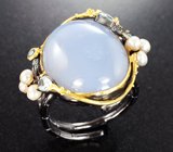 Серебряное кольцо с халцедоном, жемчугом, голубыми топазами и васильковым сапфиром Серебро 925