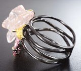 Серебряное кольцо с розовым кварцем, резными турмалинами и розовыми сапфирами Серебро 925