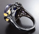 Серебряное кольцо с кабошоном синего сапфира 21,21 карата, аметистами и родолитами Серебро 925