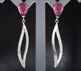 Элегантные серебряные серьги с пурпурно-розовыми сапфирами 
