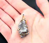 Золотой кулон c осколком Сихотэ-Алинского метеорита 62,71 карата и синими сапфирами