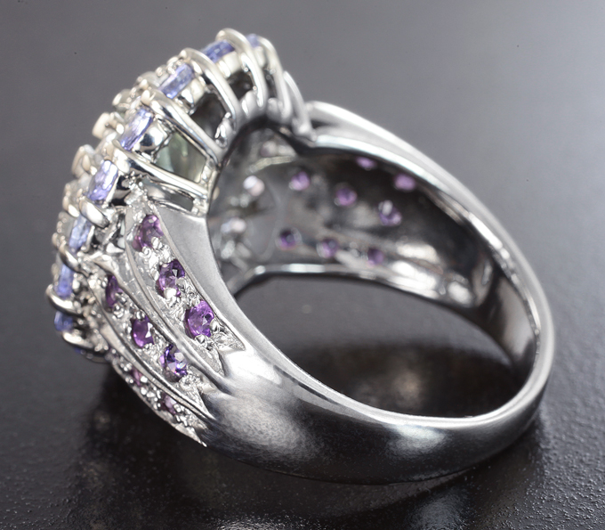 Серебряное кольцо с празиолитом, бесцветными топазами, танзанитами и аметистами