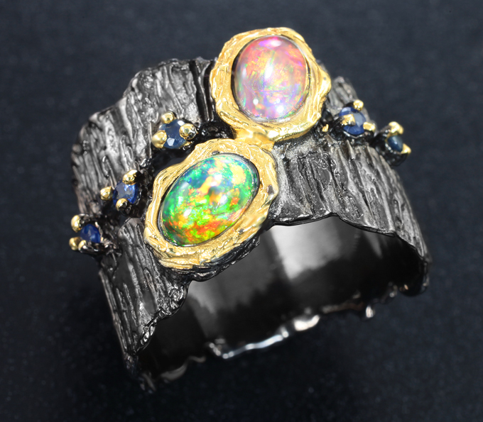 Серебряное кольцо с кристаллическими черными опалами и синими сапфирами