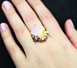 Серебряное кольцо с резным розовым кварцем, альмандинами гранатами, голубыми топазами и розовым турмалином