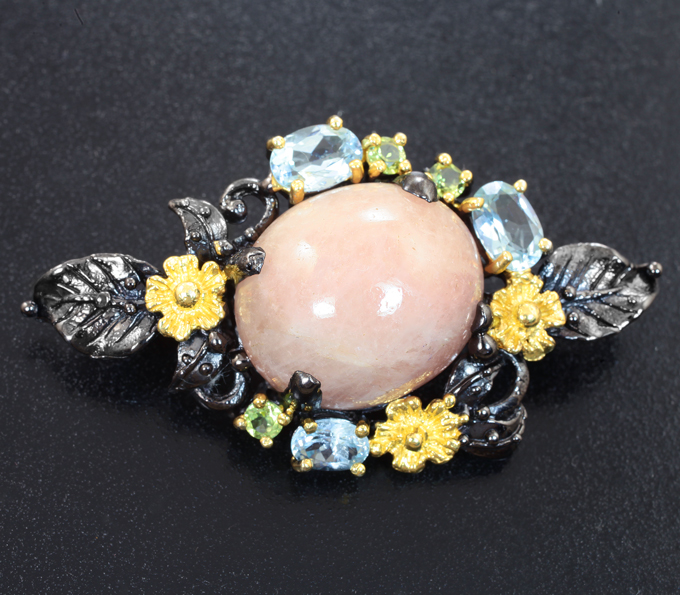 Серебряная брошь с морганитом, голубыми топазами и перидотами