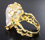 Золотое кольцо с жемчужиной барокко 23,52 карата, уральскими изумрудами и бриллиантами Золото