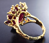 Золотое кольцо с крупным насыщенным рубином 25,68 карата и цаворитами Золото