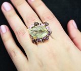 Серебряное кольцо с резным зеленым аметистом, аметистами и пиропами гранатами