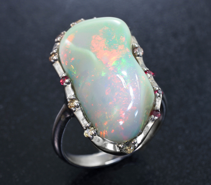 Серебряное кольцо с кристаллическим эфиопским опалом 10,77 карата и разноцветными сапфирами