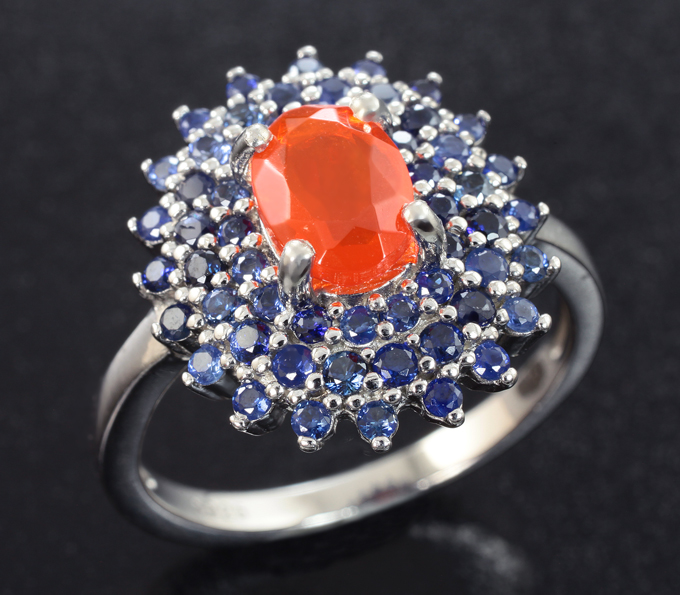 Серебряное кольцо с ограненным огненным опалом и синими сапфирами
