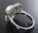 Эффектное серебряное кольцо с жемчужиной и альмандинами гранатами 