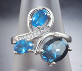 Изысканное серебряное кольцо с насыщенно-синим топазом и «неоновыми» апатитами