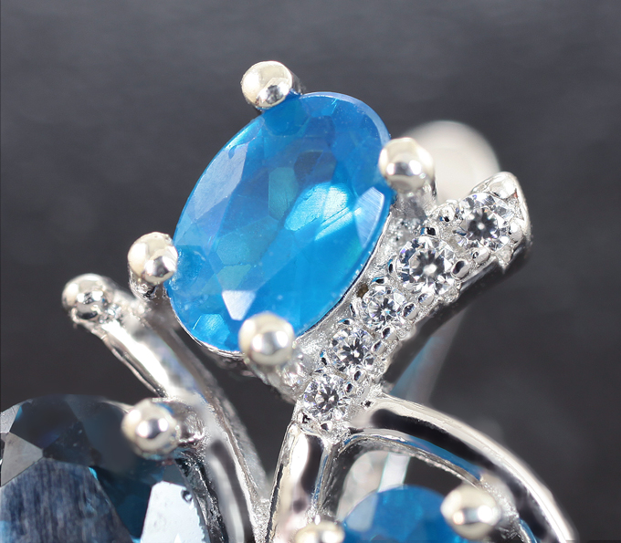 Изысканные серебряные серьги с насыщенно-синим топазами и «неоновыми» апатитами