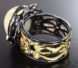 Серебряное кольцо с пастельно-желтым опалом и голубыми топазами