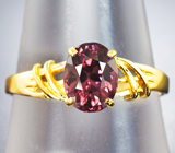 Золотое кольцо с насыщенно-розовым цирконом 2 карата