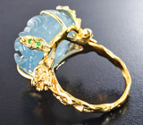 Массивное золотое кольцо с резным аквамарином 19,1 карата и цаворитами Золото