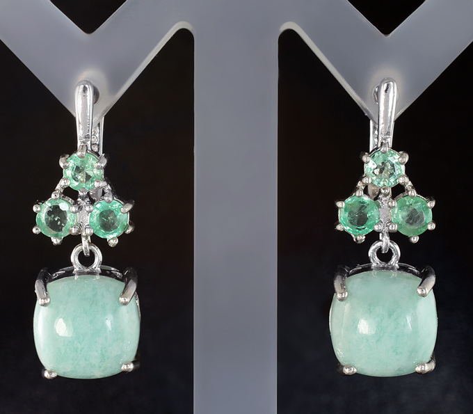 Замечательные серебряные серьги с ларимаром и изумрудами