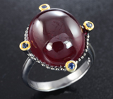Серебряное кольцо с рубином 23,09 карата и синими сапфирами