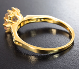 Золотое кольцо с орегонским солнечным камнем 1,52 карата и зелеными сапфирами Золото