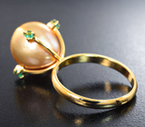 Золотое кольцо с золотистым морским жемчугом 10,97 карата и уральскими изумрудами Золото