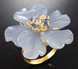 Золотое кольцо с резным халцедоном 29,48 карата, синими сапфирами и бесцветными цирконами